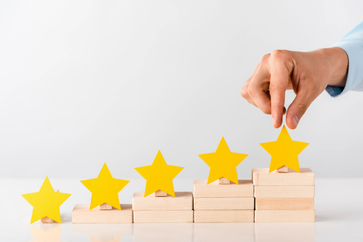 5 stars on wooden blocks, representing positive reviews and five-star customer ratings